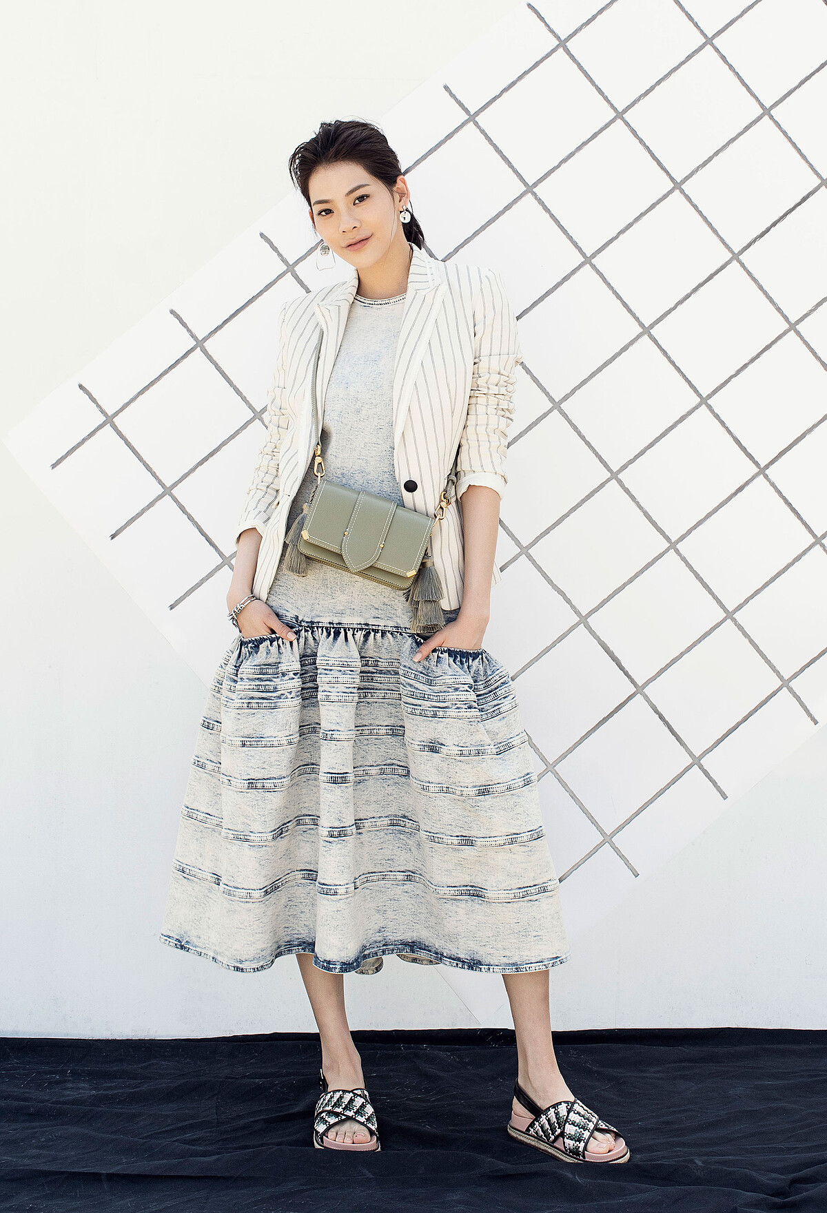 流蘇裝飾肩背包NT2,290、交叉織帶草編涼鞋NT1,690、半寶石不對稱耳環NT690,金屬扭結手環NT990,all by CHARLES & KEITH。