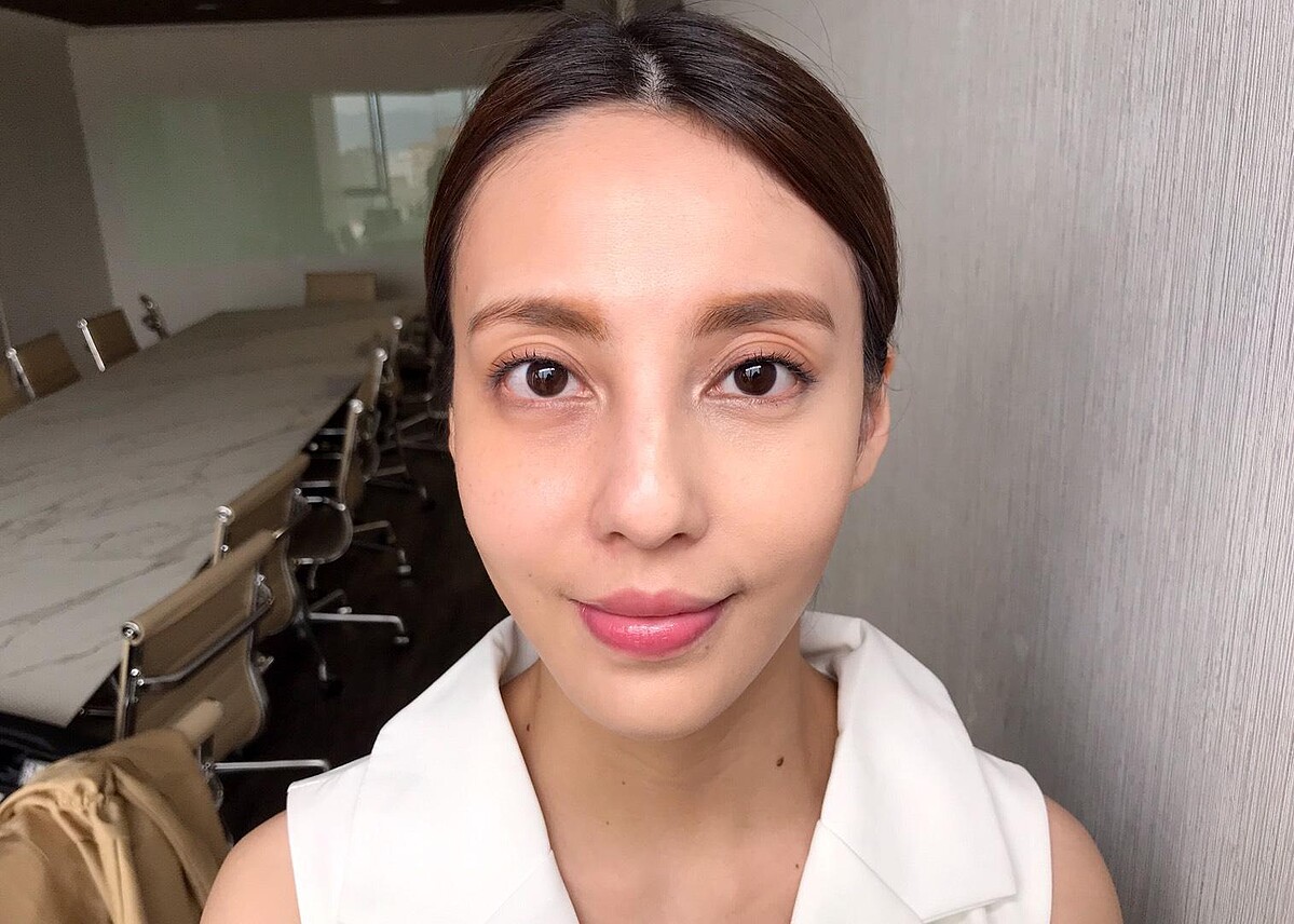 右臉以絕對完美玫瑰氣墊粉餅上，展現既遮瑕又細緻的微霧光感妝容。