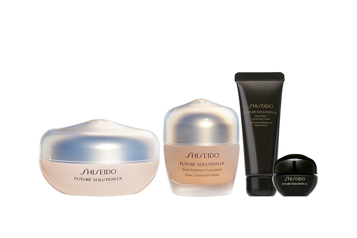 購買 極上御藏光羽紗粉霜+極上御藏光羽紗蜜粉，即贈 極上御藏潔膚皂15ML＋極上御藏晚霜6ML。NT5500。