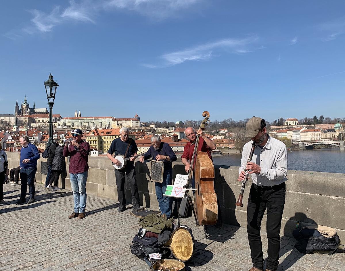 布拉格查理大橋,橋上街頭藝人表演