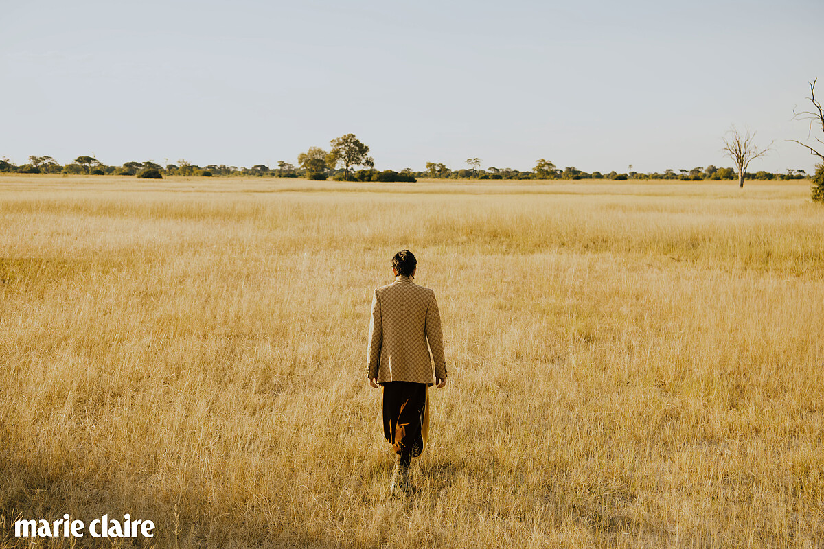 我很容易投入情感，但現在好很多，也不是說冷漠，可能被傷害過吧，會比叫理性。人都有過去，都有過程，要正向引導自己才是對的，不用去管別人怎麼看你。GG Logo 圖樣西裝外套、絨面雙色寬版縮口褲、復古休閒鞋，all by Gucci