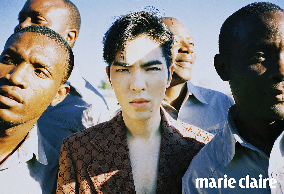 我可能沒有什麼慾望在異鄉，但看動物還是蠻好奇的，我相信很多時候在異地旅行或工作，是天意也是緣分。GG Logo 圖樣西裝外套，Gucci