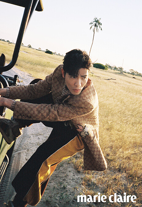 就算遇到挫折，無論如何我都會撐下去，怎麼樣都會從中找到快樂，只是會跟當初想的不一樣。GG Logo 圖樣西裝外套、絨面雙色寬版縮口褲、復古休閒鞋，all by Gucci