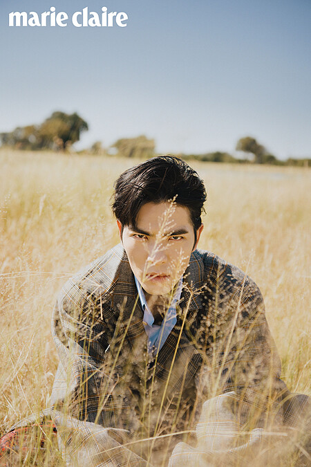 從小到大，我都是靠靈感的人，我不敢說自己分辨是非對錯的能力有多強，但我的直覺通常都很準。淡藍色襯衫、格紋大衣，both by Gucci