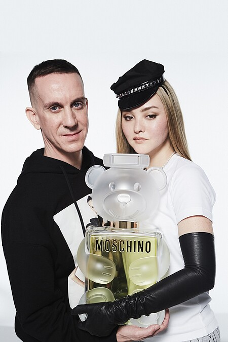 超模Devon Aoki(戴文&bull;青木)與設計師Jeremy Scott合作，再創品牌經典之作。2