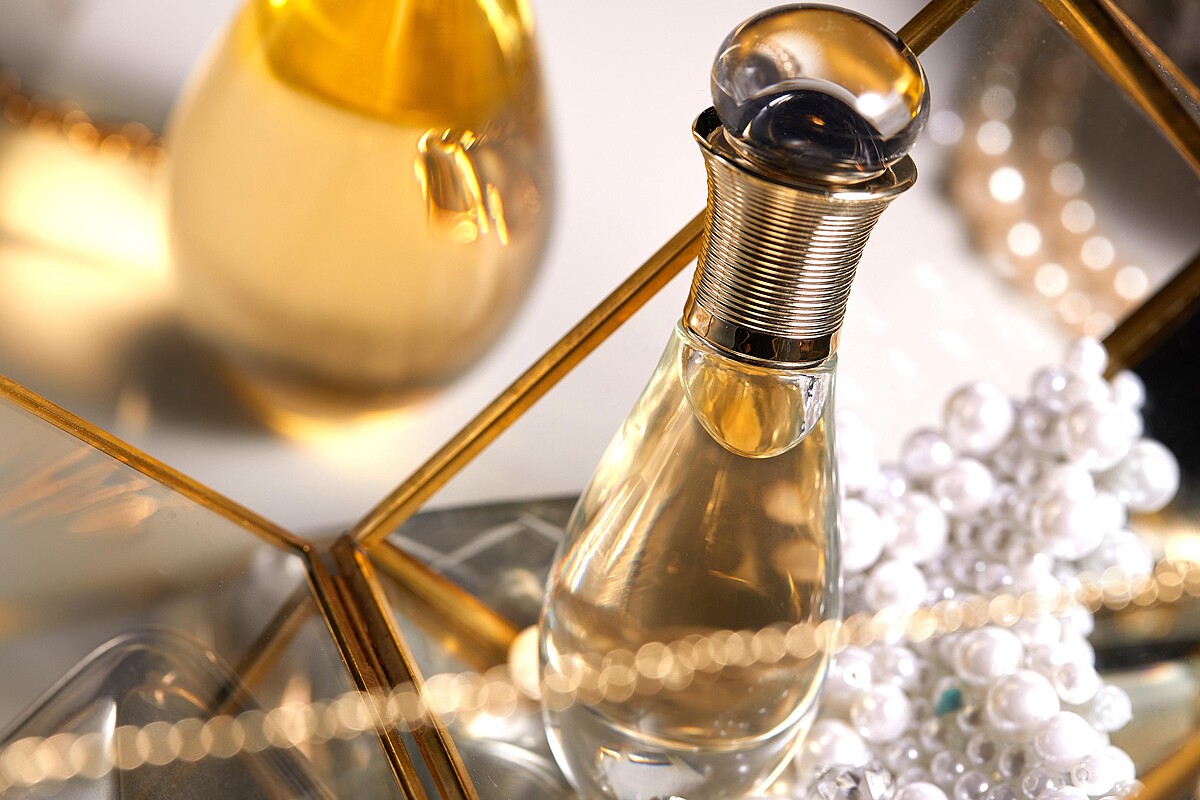 璀璨如珠寶的瓶身是女人的隨身自信,隨時補香。