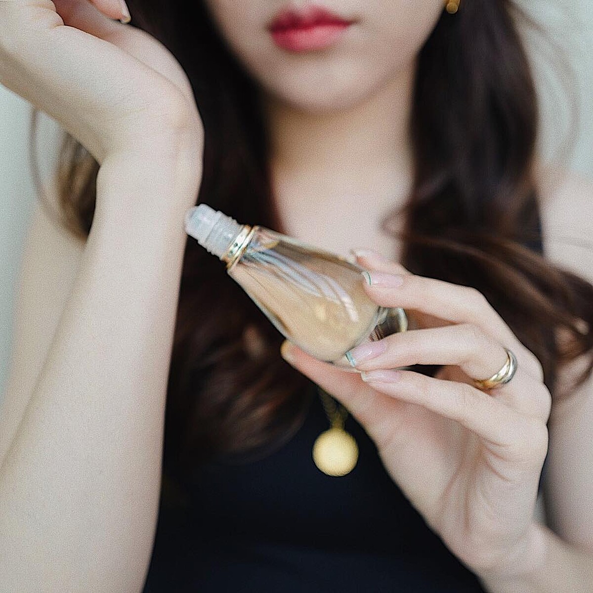 隨時在妳的頸間、鎖骨、手腕處落下誘人輕吻