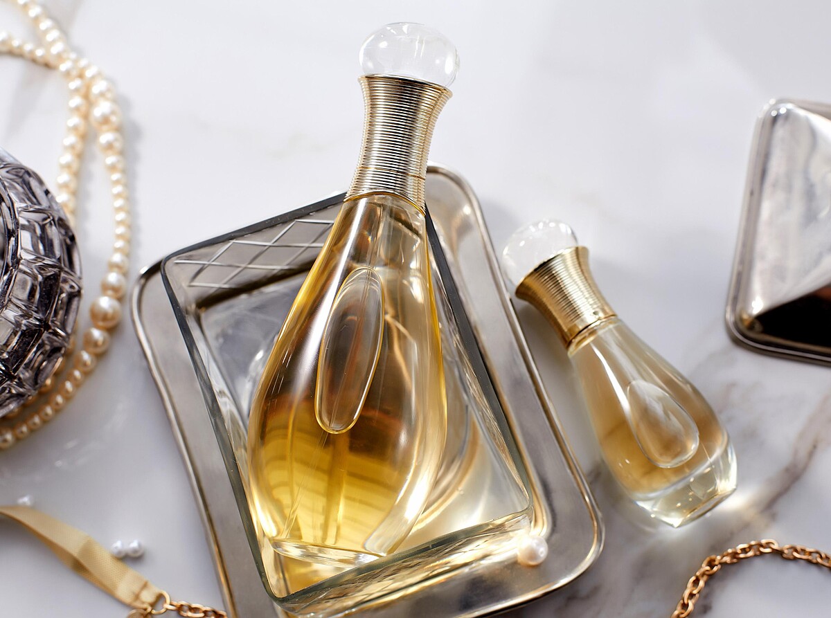 (左)J&rsquo;adore香氛滋潤精露 150ml NT$2,450 (右)J&rsquo;adore親吻香氛 20ml NT$1,900