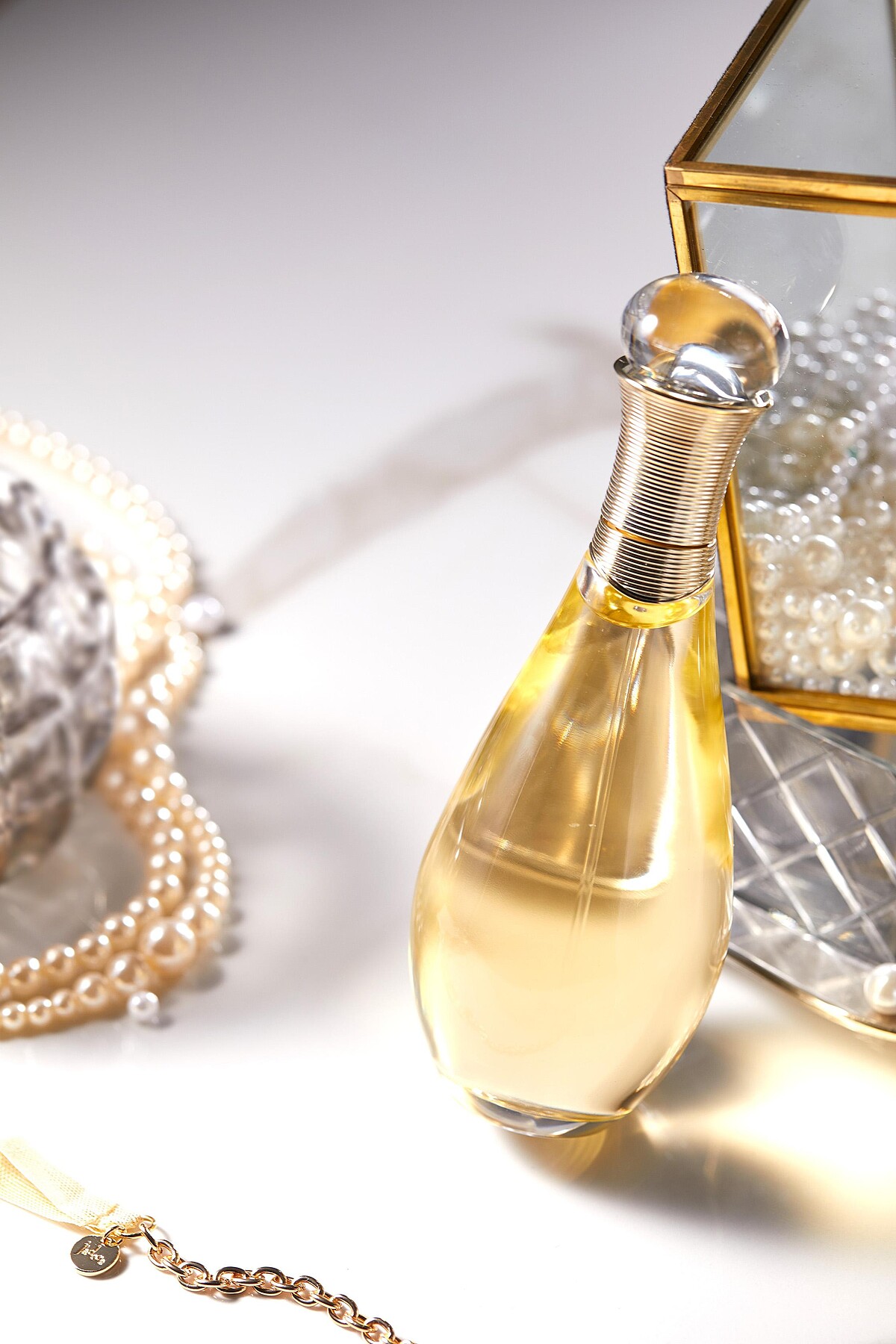 J&rsquo;adore香氛滋潤精露按壓噴霧式設計，釋放精露形成香氛雲霧溫柔擁抱肌膚。