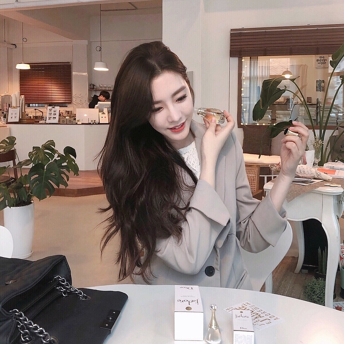 J'adore為自信又性感的女郎，綻放馥郁鮮明又獨具性格的香氛氣息。