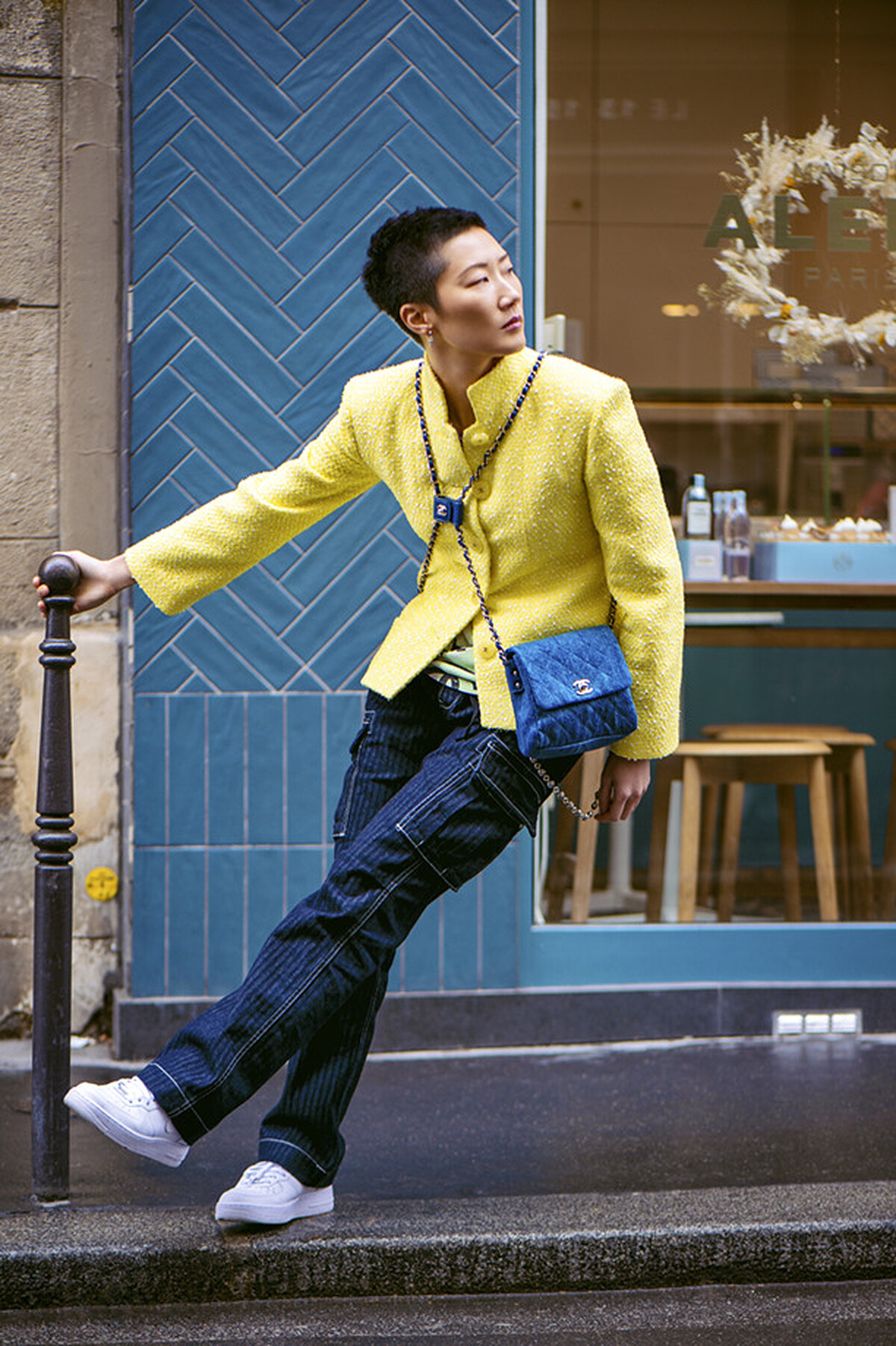 螢光黃斜紋軟呢外套、丹寧材質十字釦雙鍊背包，both by Chanel；丹寧褲、白色球鞋、紮染 T-shirt、腰鍊，皆為孫怡私物。