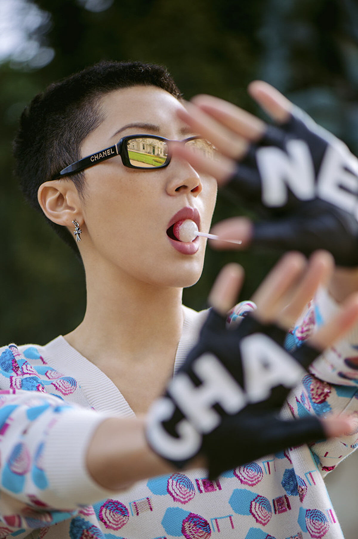 多色陽傘圖案針織上衣、墨鏡、Logo 字樣露指手套，all by Chanel；銀質耳環，孫怡私物。