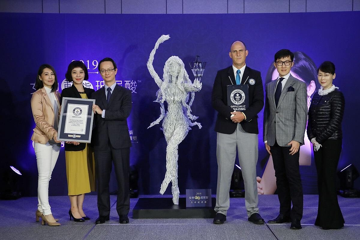 ▲獲金氏世界紀錄的女神[動態]玻尿酸，於今年四月正式上市！以「動態美學」概念為基礎，搭配專利動態平衡優化技術(Optimal Balance Technology,簡稱OBT)，具有的獨特的柔韌特性，能提高玻尿酸凝膠的拉伸力 (Flexibility)，術後動態表情自然、效果持久！