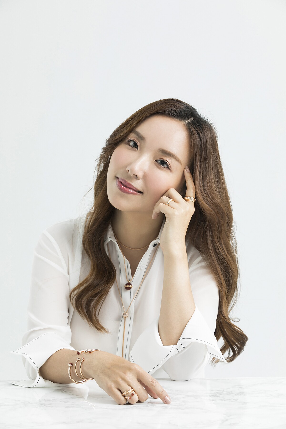 PIAGET Possession系列:(左手)18K玫瑰金鑲嵌美鑽戒指;(右手) 18K玫瑰金鑲嵌美鑽戒指、紅玉髓玫瑰金鑲嵌美鑽戒指、紅玉髓玫瑰金鑲嵌美鑽手鐲、玫瑰金鑲鑽手鐲;紅玉髓玫瑰金項鏈、18K玫瑰金鑲嵌美鑽項鍊