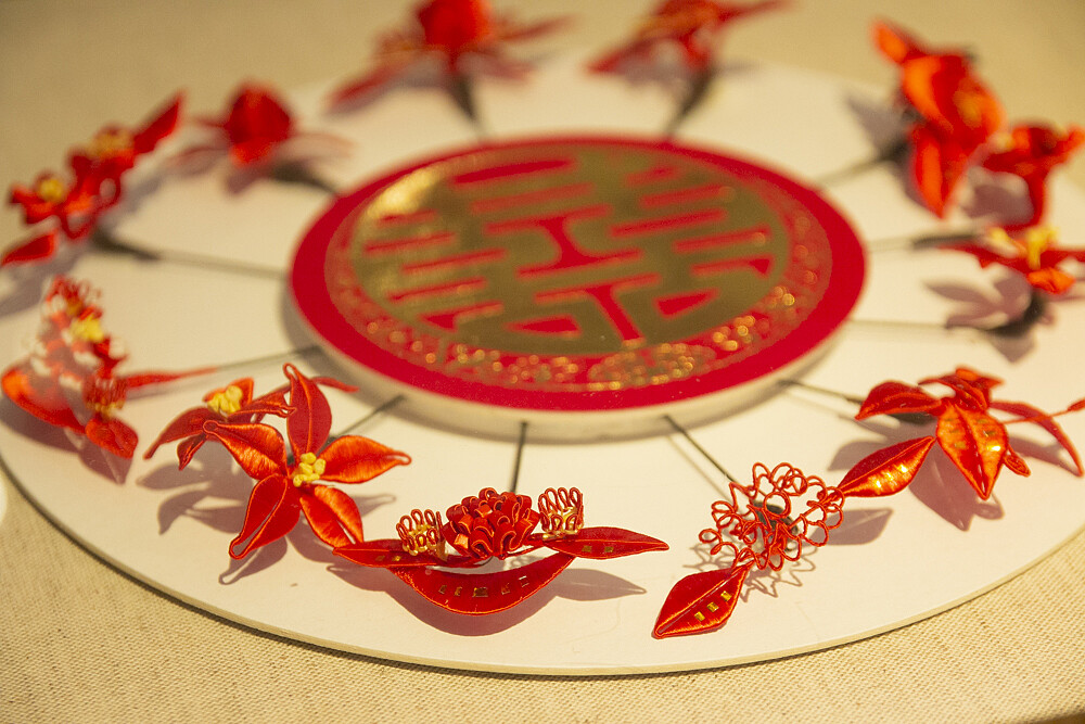 纏花飽含了對親人綿延不斷的祝福（展出中的「No.11展覽─新花樣」，圖片提供／葉皓宇）