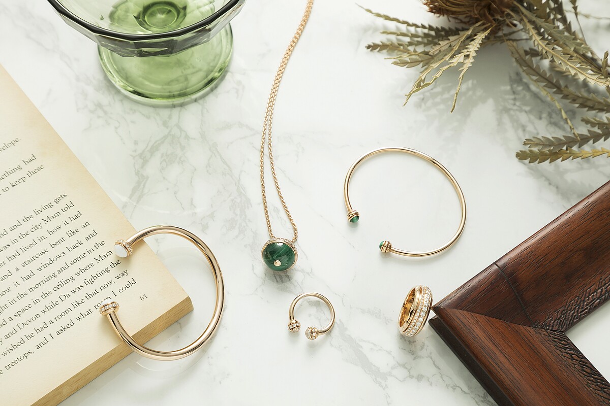 PIAGET Possession系列左至右:白玉髓玫瑰金手鐲、白玉髓玫瑰金戒指、孔雀石玫瑰金項鏈、孔雀石玫瑰金手鐲、18K玫瑰金鑲嵌美鑽戒指。