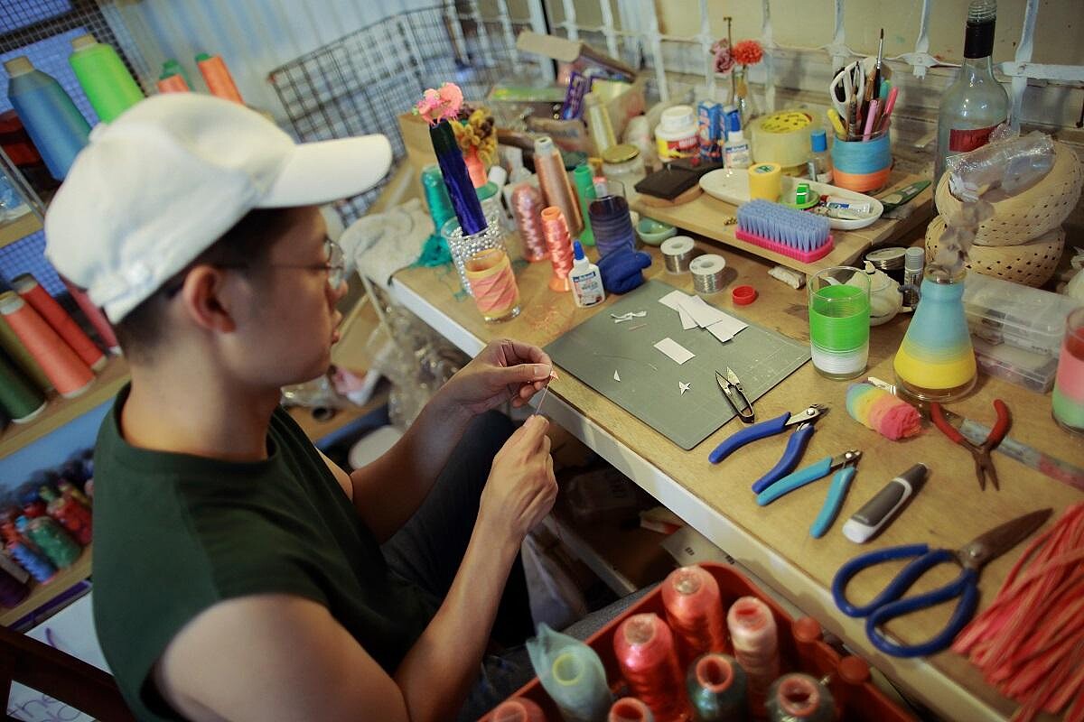 老屋二樓的工作室屋頂是石棉瓦加鐵皮，沒有冷氣，工作時也不能開電扇免得吹散材料