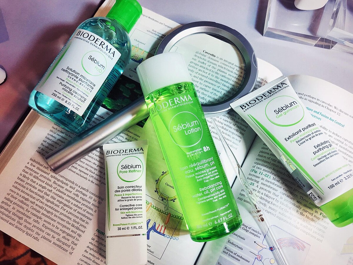 「BIODERMA貝膚黛瑪平衡控油高效保濕水凝乳」含有專利FLUIDACTIV TM皮脂液化科技，為複合式高抗氧化活性成分，(甘露醇與抗氧化成分)，能預防皮脂中的「角鯊烯」被氧化，於源頭防止皮脂轉化成黏稠聚合物形成粉刺、降低毛孔阻塞機率，減少青春痘產生。