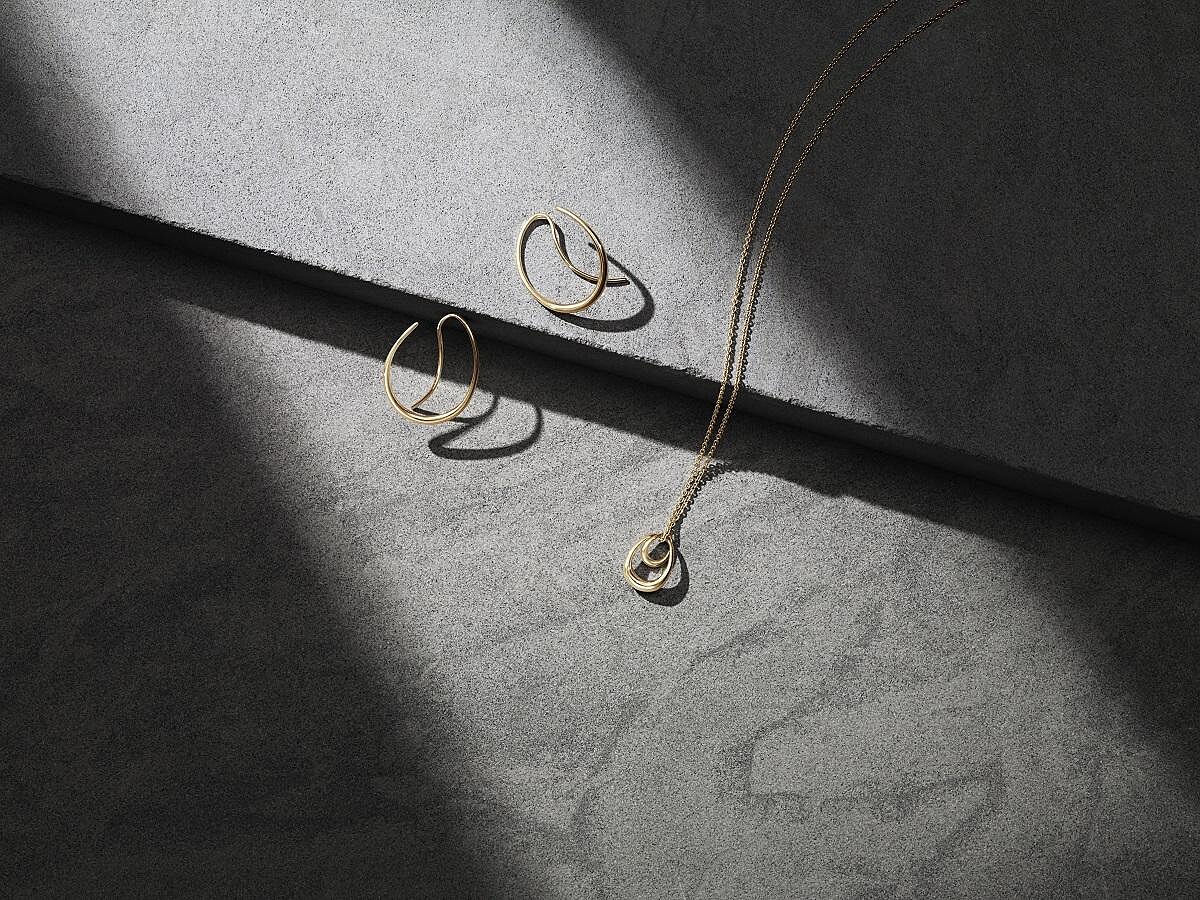 GEORG JENSEN OFFSPRING系列：18K黃金耳環、18K黃金鍊墜。