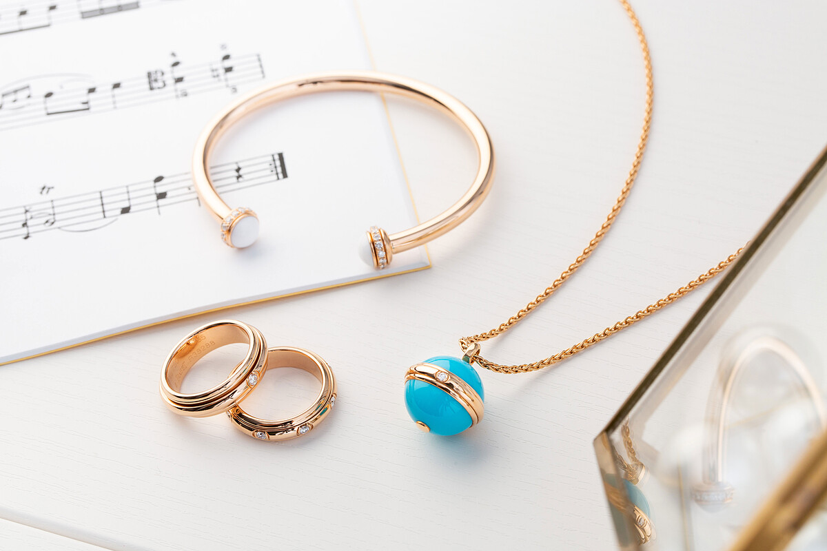 PIAGET Possession系列：白玉髓18K玫瑰金鑲嵌圓鑽與密鑲美鑽手鐲、18K玫瑰金鑲鑽戒指、綠松石18K玫瑰金鑲嵌圓鑽墜鍊。