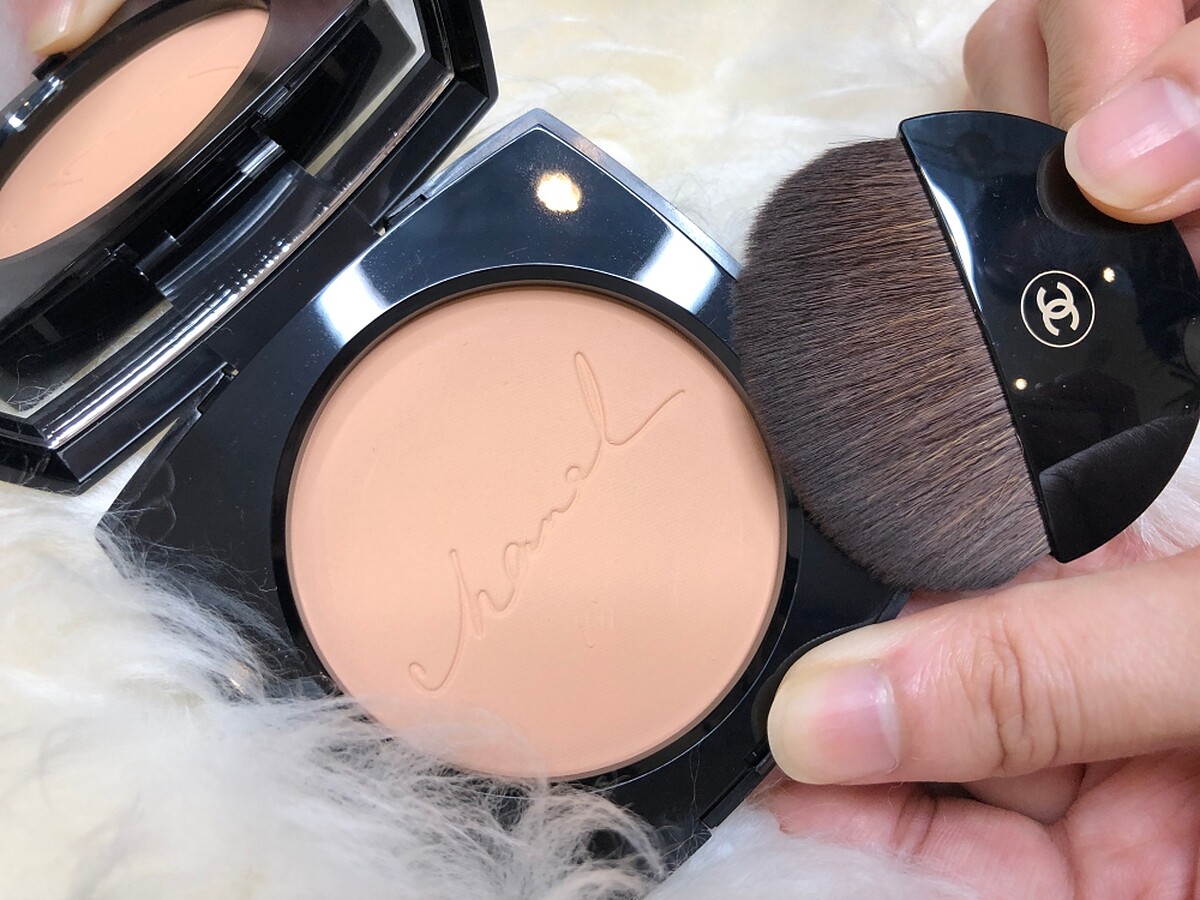 香奈兒時尚裸光蜜粉餅手寫版,連打開內的粉體上也刻有手寫的chanel。