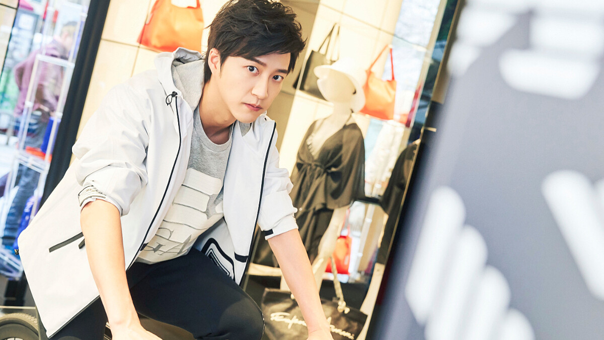 「桌球王子」江宏傑帥氣現身東京表參道