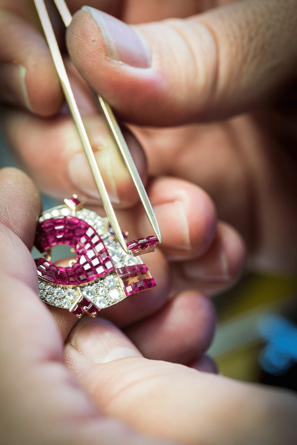 隱密式鑲嵌(Mystery Set)自1933年取得專利以來,向來是 Van Cleef & Arpels 最為人讚賞的一項獨家工藝