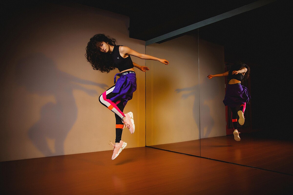 PUMA流行系列Chase交叉短版休閒背心，NT1,380、PUMA流行系列Chase撞色緊身褲，NT1,480、PUMA Nova Pastel Grunge Wn's鞋款，NT3,280。