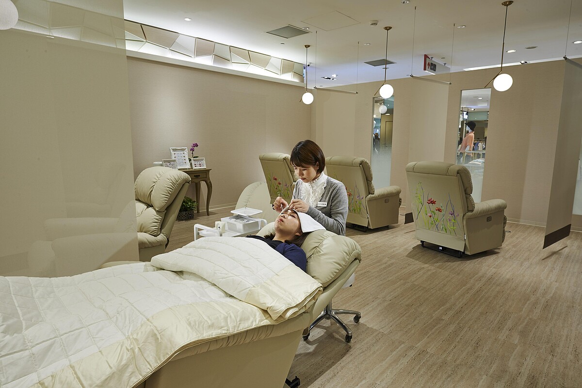 若大植睫的空間，不僅明亮舒適，半隔間效果的空間感也令人安心。