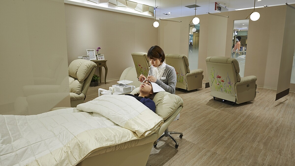 種睫毛像在做Spa！日本施舒雅首家【眉睫專門店】登台～不僅睫毛嫁接技術嚴謹，開幕價格更是很可以 