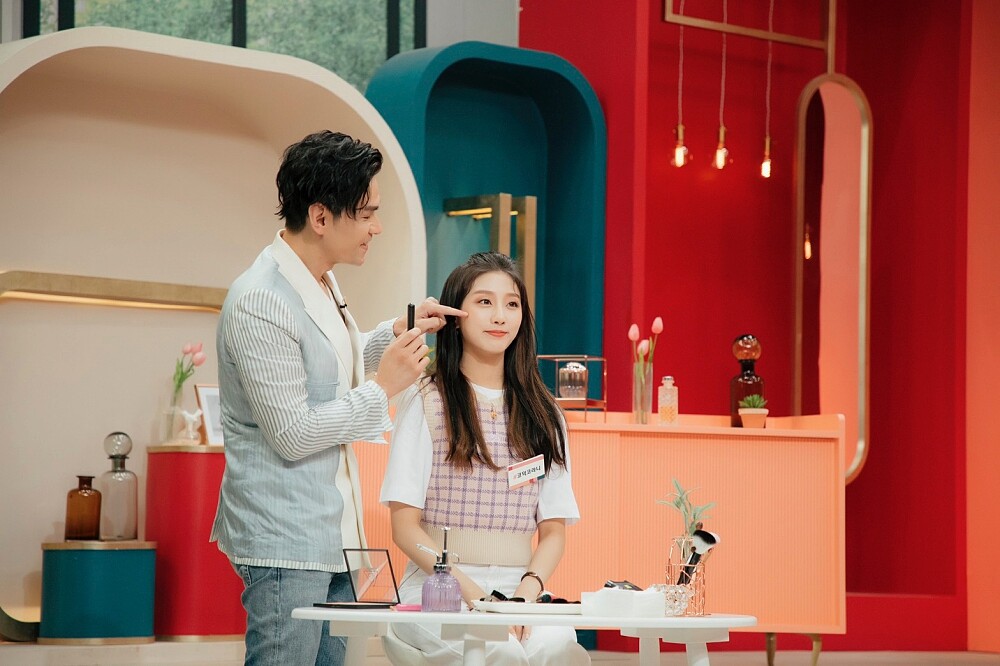 Kevin老師參加韓國《Get it beauty》錄影，示範無限放大腮紅修容法在LOVELYZ的叡仁臉上。