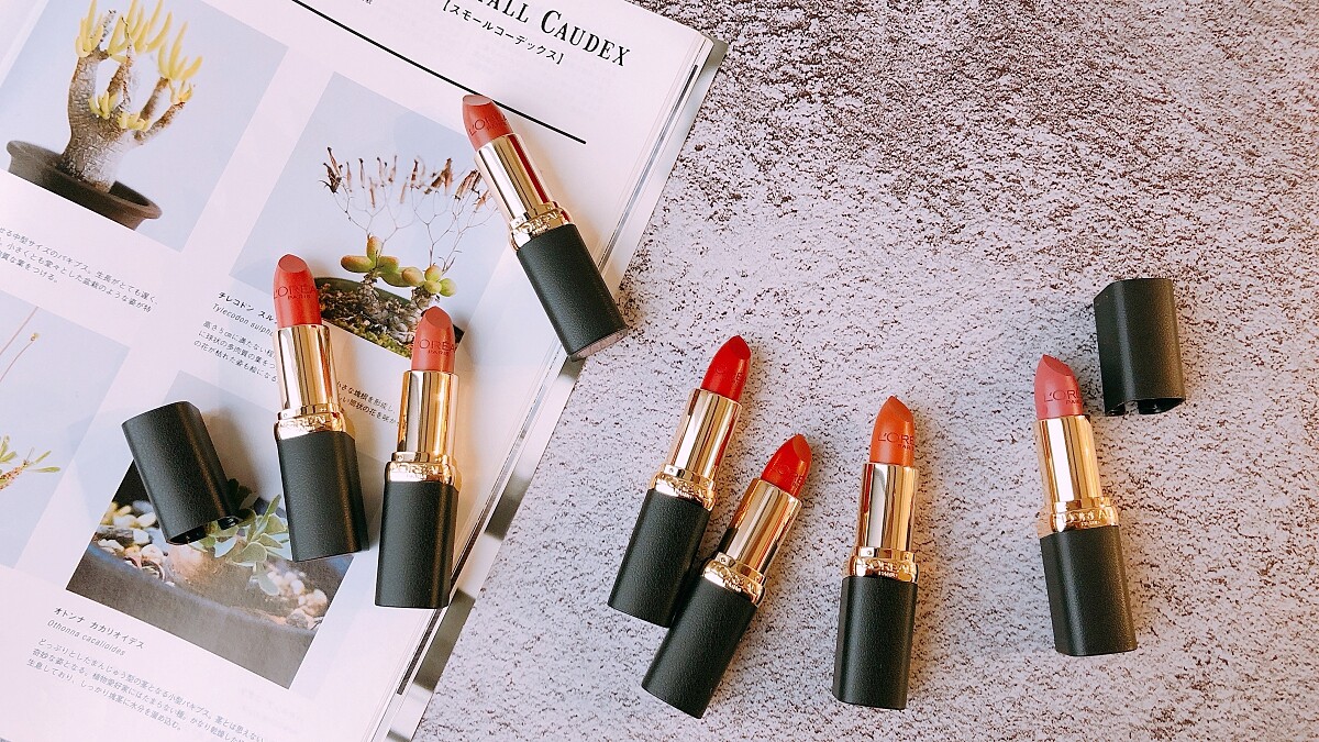 巴黎萊雅「小黑皮」純色訂製唇膏柔霧款出新色！「莫蘭迪玫瑰色系」氣質爆棚，#220蜜桃玫瑰、#302焦糖玫瑰必收 