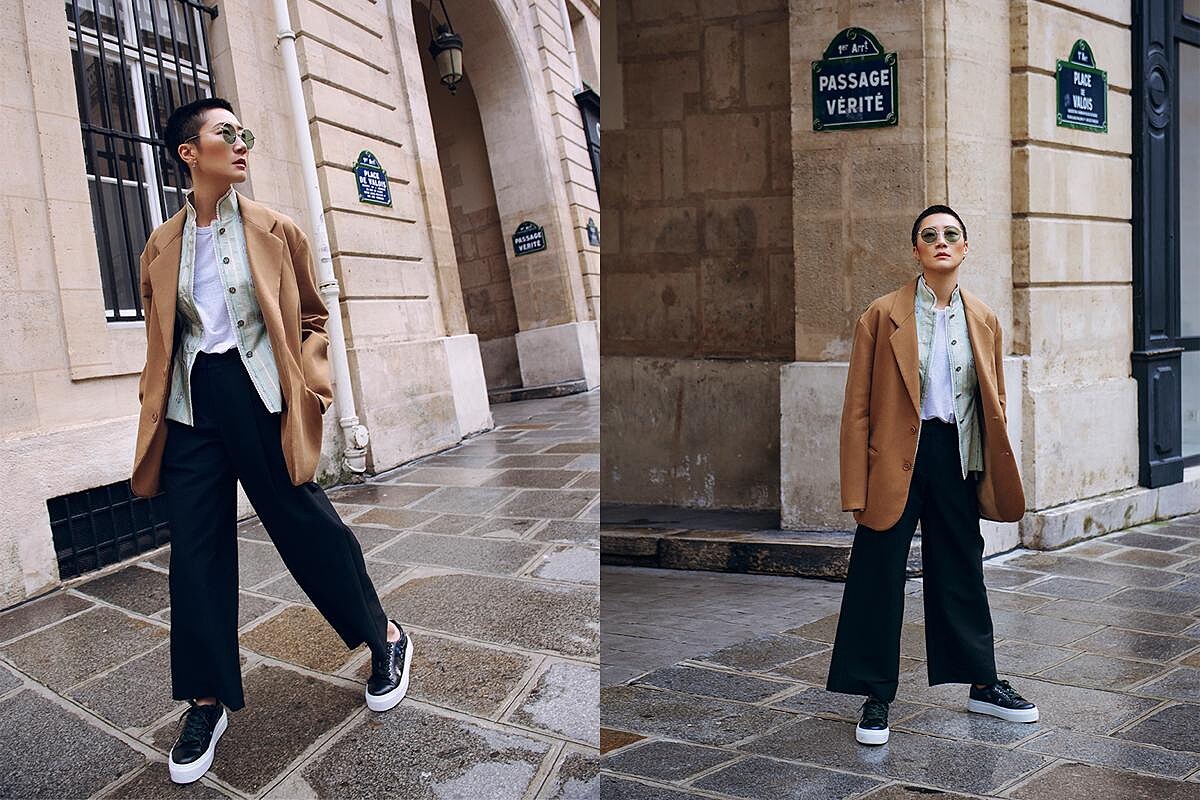 湖水綠中式上衣、黑色寬版長褲、厚底休閒鞋，all by 夏姿；白色T-shirt、駝色大衣、墨鏡，孫怡私有。