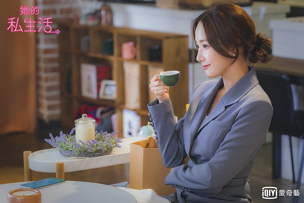 《她的私生活》朴敏英飾演精明幹練的策展人成德美