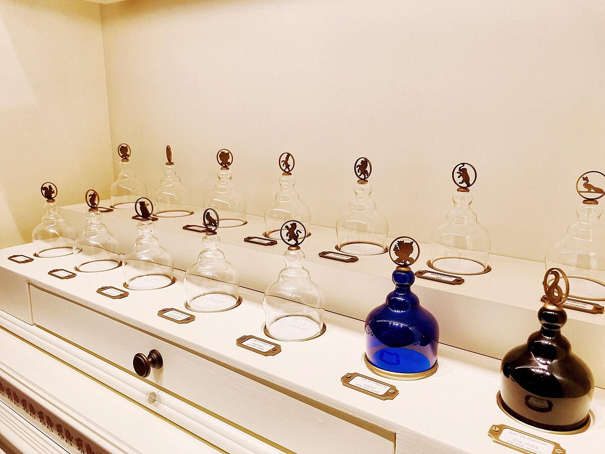 香水的試香是用玻璃罩，上面以動物圖騰來做示意。