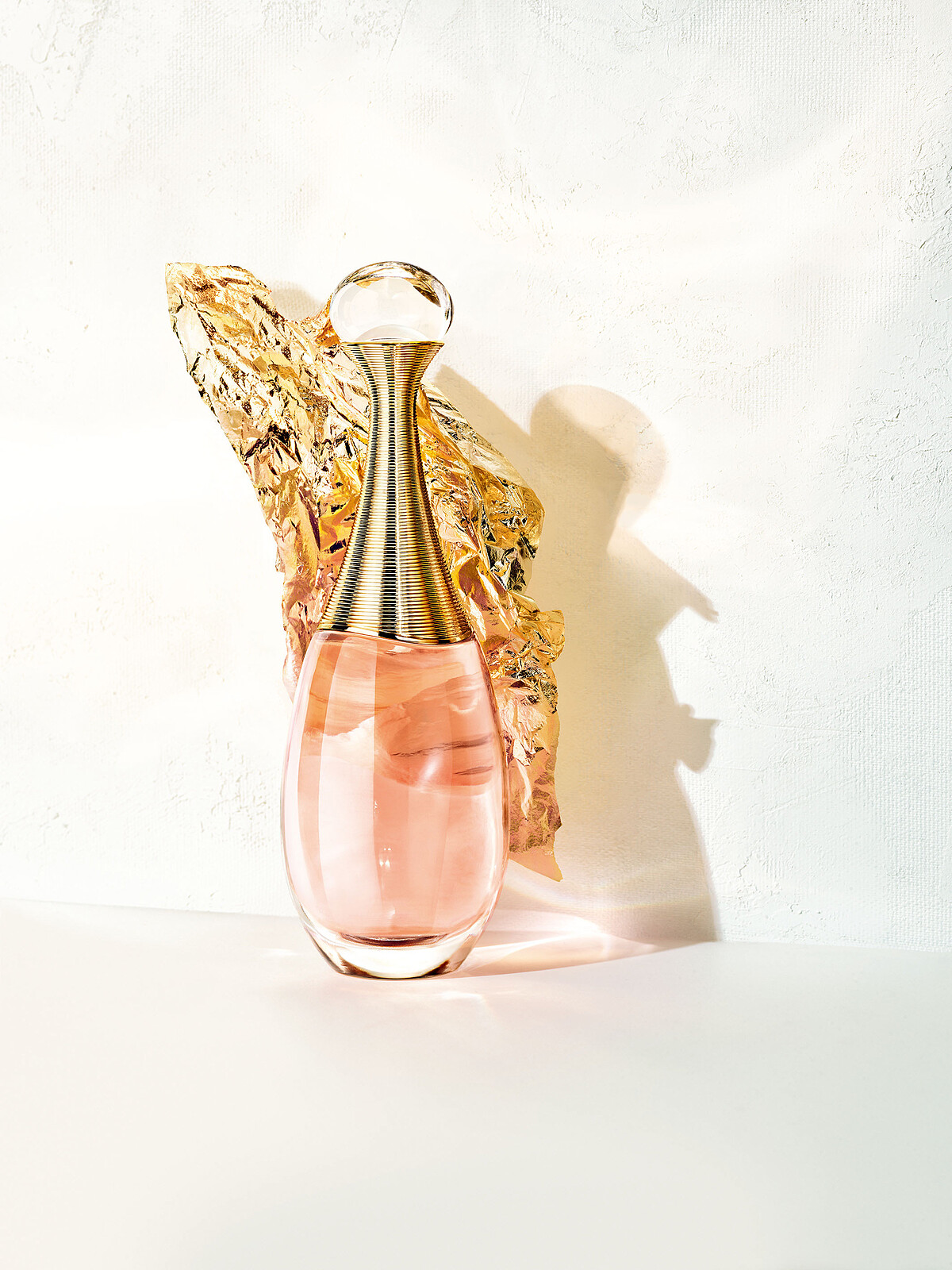 J&rsquo;adore In Joy愉悅淡香水同時有著花香、果香與鹽香，香調層次豐富飽滿、每個階段都是驚喜