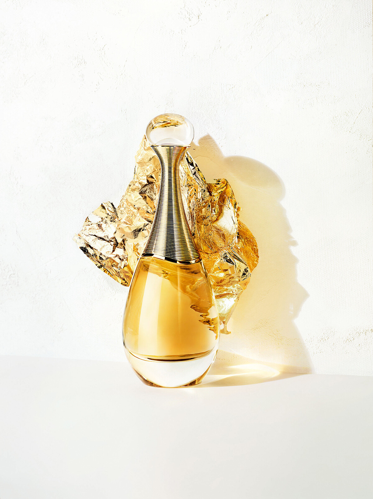 J'adore 精萃香氛玫瑰精油與木蘭揉合醉人茉莉香氣，交織豐富層次的花香，更在尾韻中，綻放出剛剛好的蜜糖柑橘果香