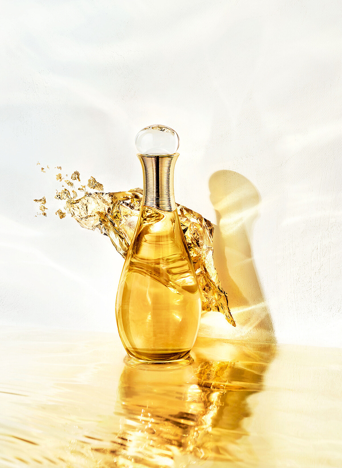 奢華頂級訂製的J&rsquo;adore L&rsquo;or頂級金緻香精，帶上了雕工細膩的全新墜飾，肌膚宛如戴上了頂級珠寶，閃爍生動金緻風采。