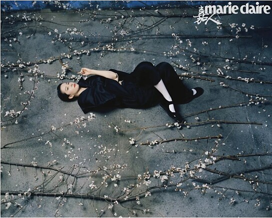 黑色輪廓上衣、闊腿長褲、單鞋 均為 Masion Margiela Artisanal Designed by John Galliano