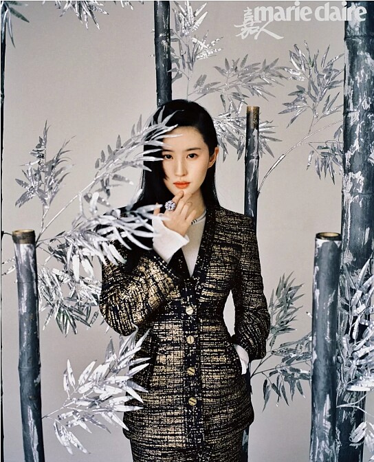 黑金色外衣、白色打底衣、半裙 均為CHANEL， LES TALISMANS DE CHANEL 系列 ATTIRANTE 戒指， COMÈTE 系列 COMETE SPINEL項鍊