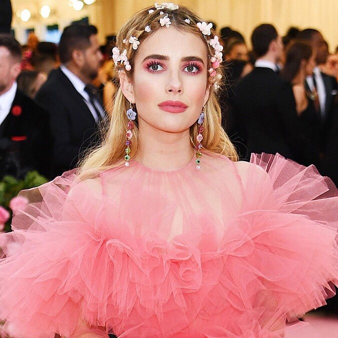 艾瑪羅伯茲以香緹卡浪漫敢曝女神妝容降臨2019 Met Gala紅毯