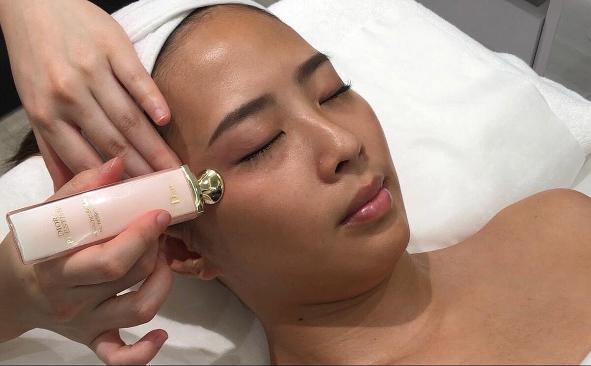 使用精萃再生微導眼凝萃明亮雙眸