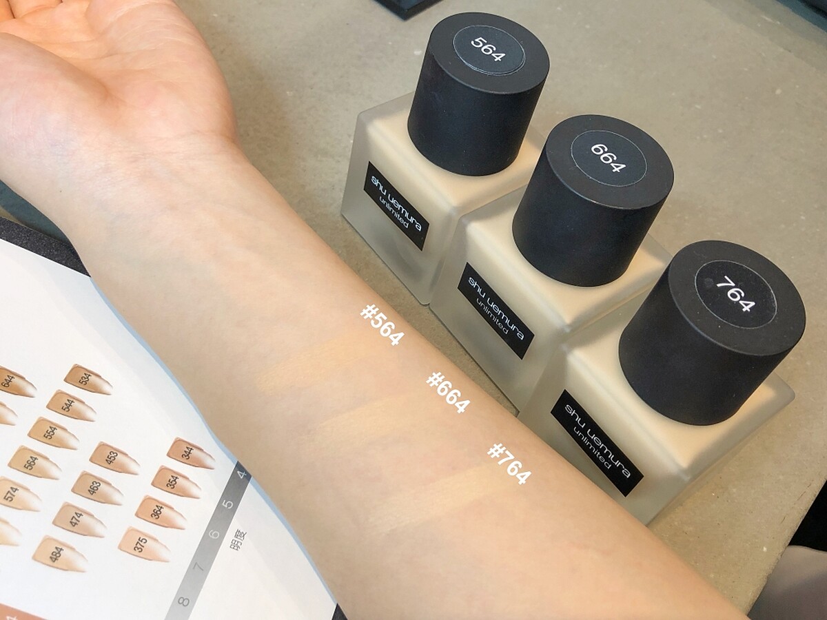 植村秀的粉底液色號為3個數字，第1個數字越小越偏粉、越大越偏黃。