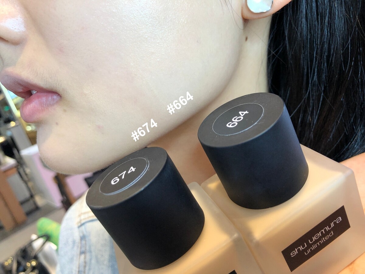 植村秀的粉底液色號為3個數字，第2個數字越小越暗、越大越亮。