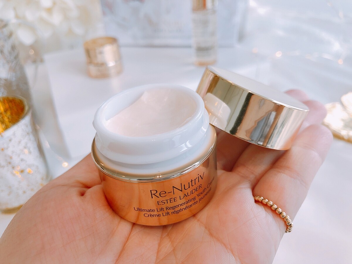 雅詩蘭黛白金級絕世煉金花秘乳霜原本50ml的大小變成15ml，看起來更精緻。