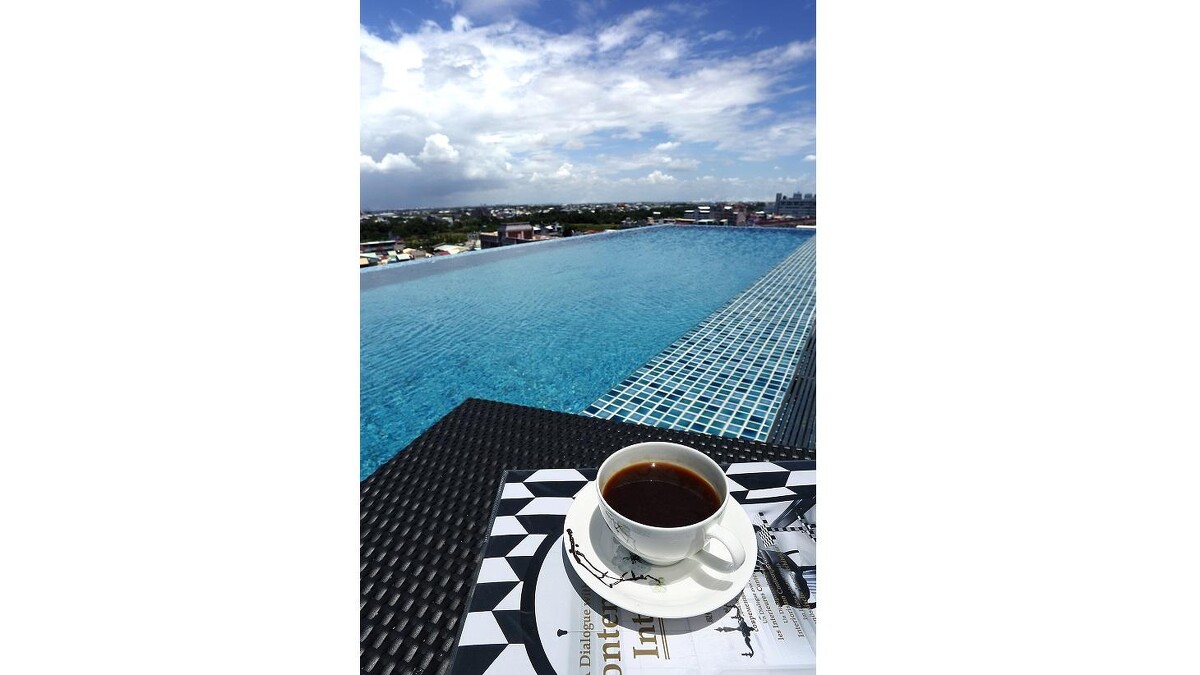 桃城茶樣子頂樓有個無邊際泳池,深受旅人喜愛