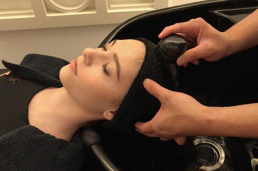 髮肌師以打圈的方式從頭部向下滑動，頭髮會透過毛巾漸漸被沖濕再將毛巾取下，能使顧客的頭髮沉浸在舒適愉悅的美好感覺。