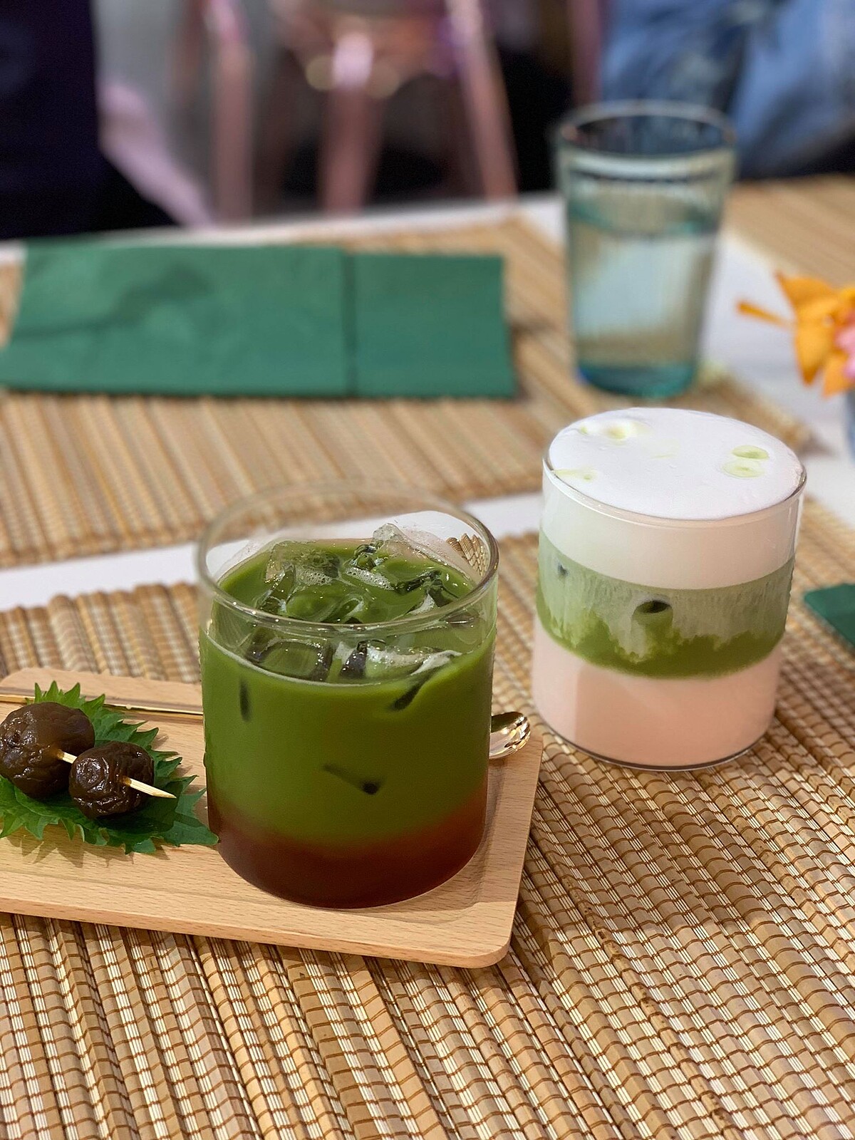 兩款全新飲品「抹茶紫蘇氣泡飲(左)」、「辻利抹茶優優(右)」