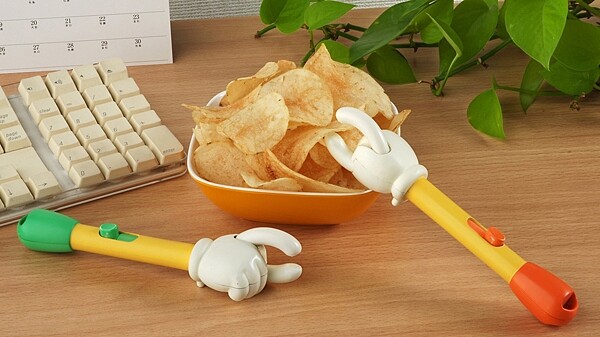 零食控必備「洋芋片手夾」！大嗑餅乾不怕弄髒手，另一頭還是超實用觸控筆