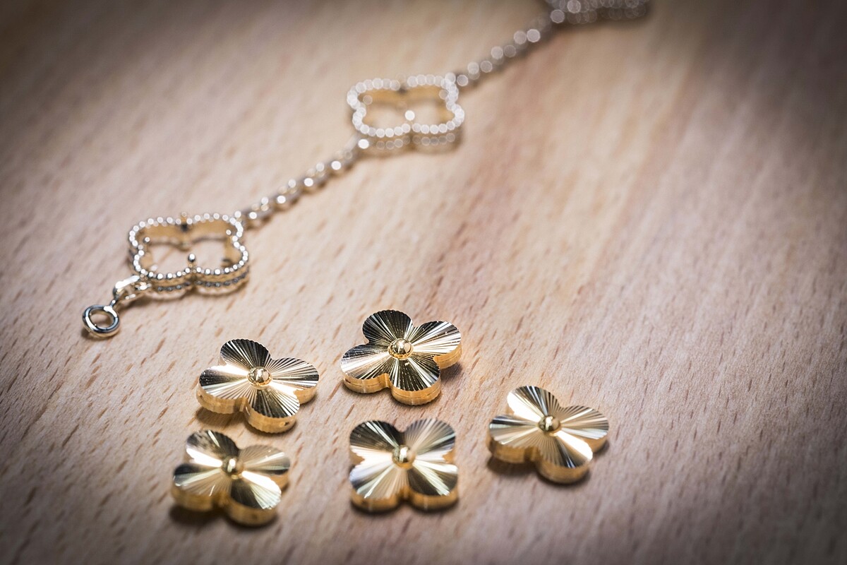 Van Cleef & Arpels - Alhambra圖騰的璣鏤雕花工序